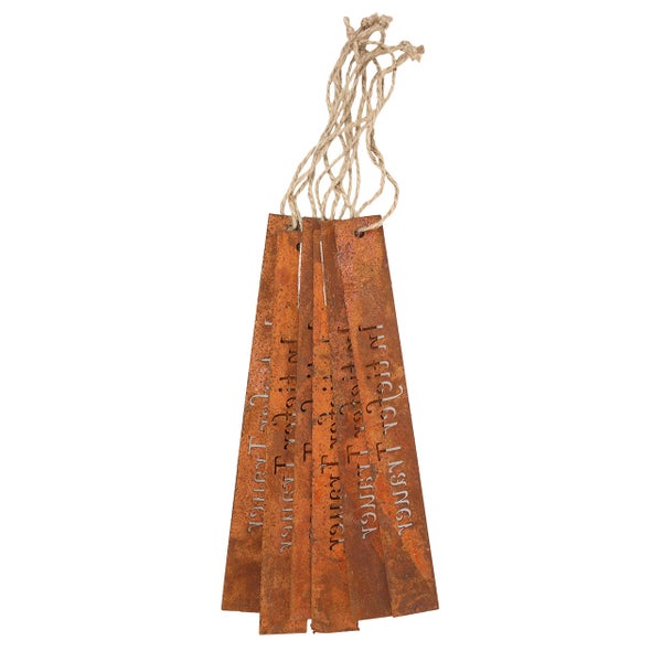 Mehrere Pflanzenetiketten aus Metall mit Aufschrift und Kordelaufhängung