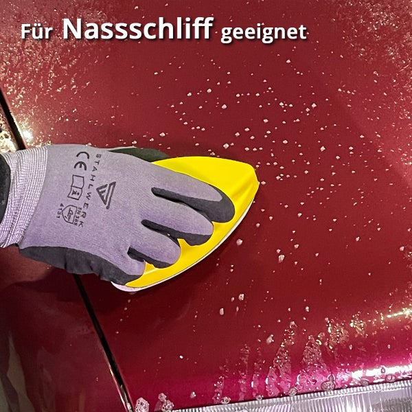 Hand mit Schleifpad beim Nassschleifen eines Autolacks