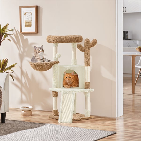 Katzenbaum mit Liegefläche, Höhle und Kratzstamm im Wohnzimmer mit zwei Katzen
