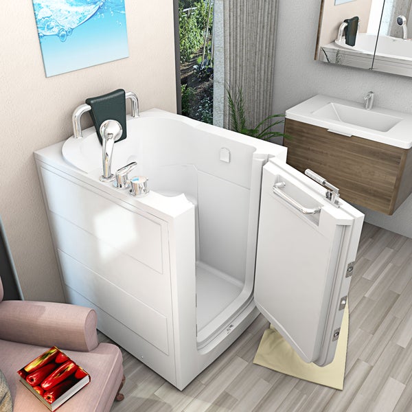 Begehbare Badewanne mit offener Tür in einem Badezimmer