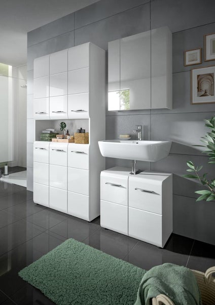 Modernes, helles Badezimmer mit hochglanzweißen Möbeln: Hochschrank, Waschbecken mit Unterschrank und Spiegelschrank. Organisiertes Design.