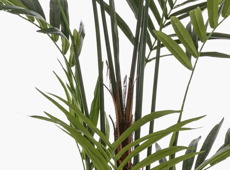 Detailaufnahme von künstlichen Pflanzenblättern mit grün-roter Musterung und gerippter Oberfläche.