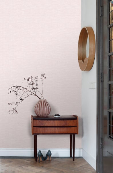 Helle Tapete mit Textiloptik in einem Flurambiente