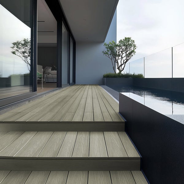 Moderne Terrasse mit Holzoptik Terrassendielen und Stufen am Poolbereich eines Hauses mit großer Glasfront.
