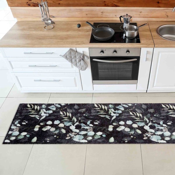 Läufer mit Pflanzenmuster in einer Küche