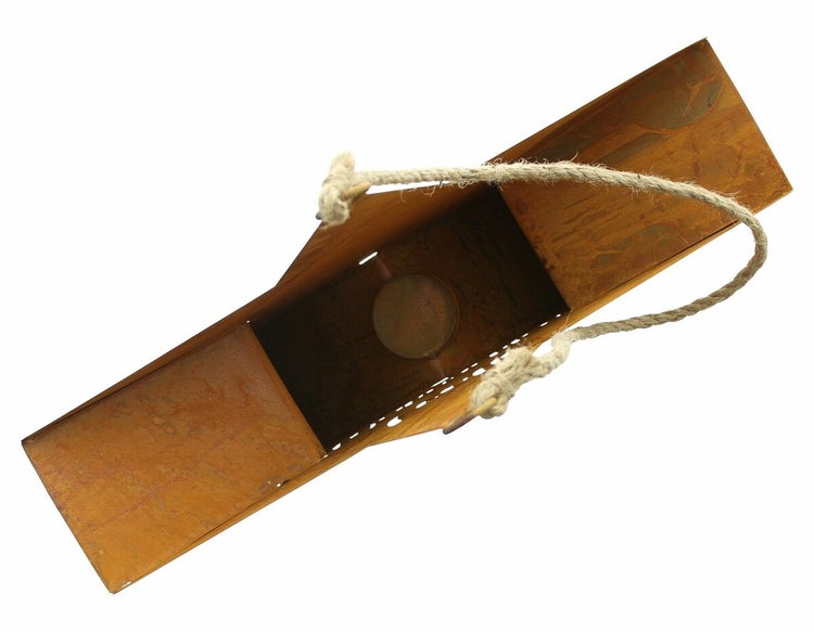 Detailaufnahme einer dekorativen Laterne mit Kordelaufhängung