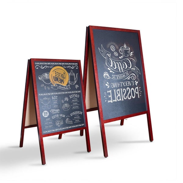 Zwei beschriftete Holzaufsteller für den Innen- und Außenbereich