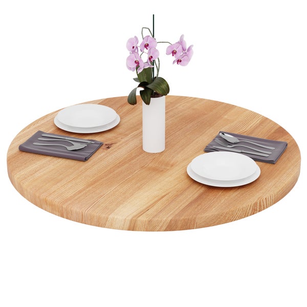 Runde Tischplatte aus hellem Massivholz mit zwei Gedecken bestehend aus Tellern, Besteck und Servietten sowie einer Orchidee in einer Vase.
