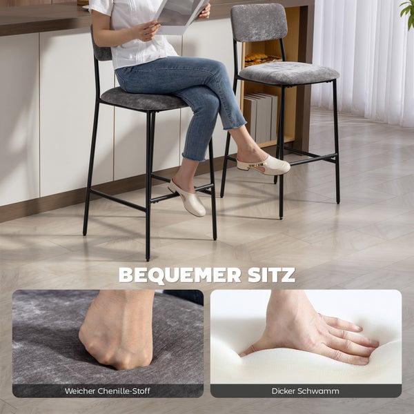 Zwei Barhocker mit Fußstütze in einer Küche, Abmessungen sind sichtbar