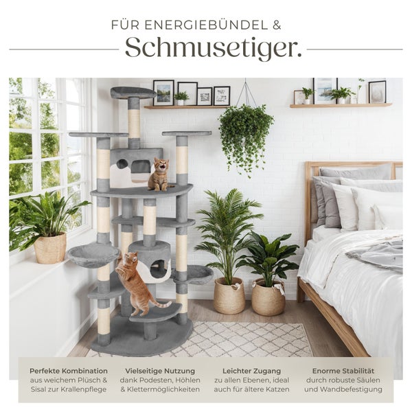 Katzenkratzbaum mit mehreren Ebenen, Kratzsäulen, Plattformen und Katzenhäusern in einem hellen Raum mit zwei Katzen