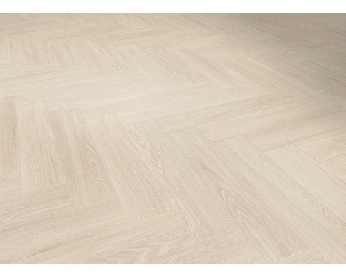 Verlegung von hellem Parkett im Fischgrätmuster