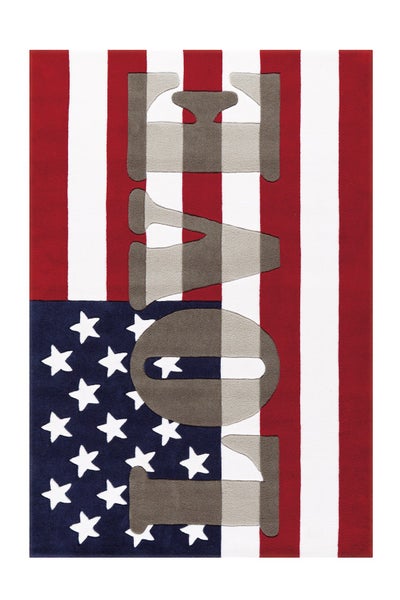 Rechteckiger Teppich mit dem Design der Flagge der Vereinigten Staaten von Amerika und dem grauen Schriftzug LOVE.