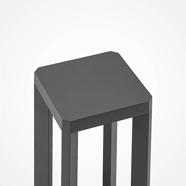 Detailansicht der Oberseite einer quadratischen Außenleuchte in Anthrazit mit abgerundeten Ecken.