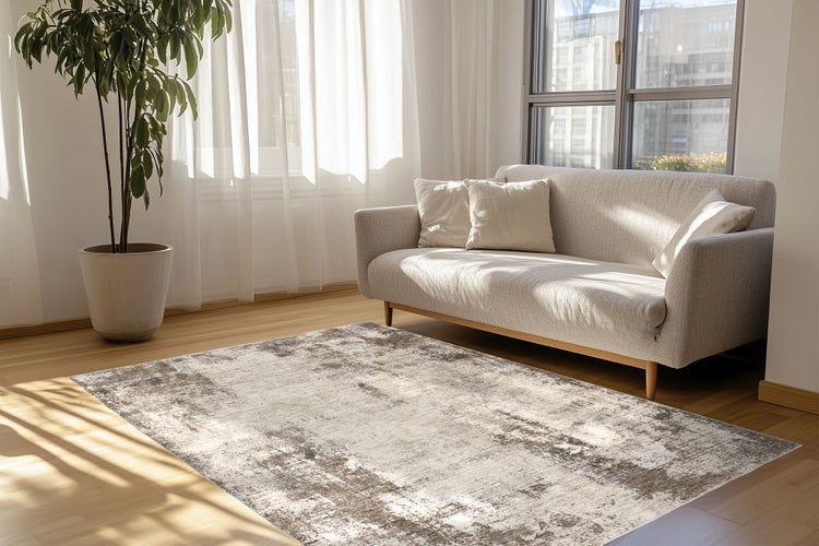 Helles, modern eingerichtetes Wohnzimmer mit einem abstrakten Teppich, einem Sofa und einer Zimmerpflanze auf einem Holzfußboden.