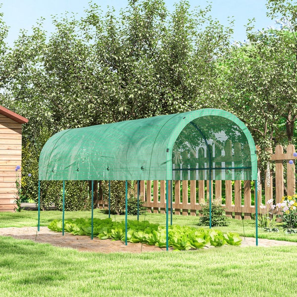 Grüner Folientunnel aus Kunststoffgewebe über Salatpflanzen in einem sonnigen, organisierten Garten mit Holzzaun, Bäumen und Rasen.