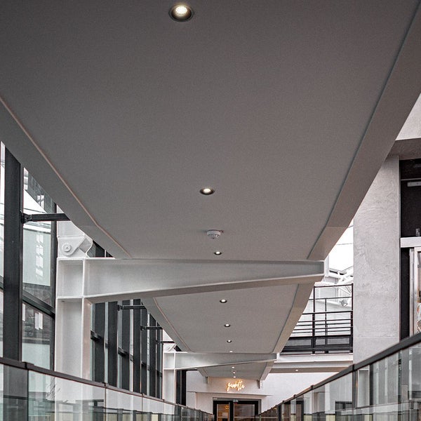 Innenraum mit Deckeneinbauspots und architektonischen Metallelementen