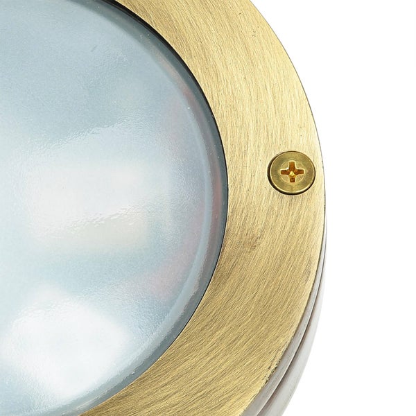 Detailansicht einer runden Leuchte mit Messingrahmen und Schraube