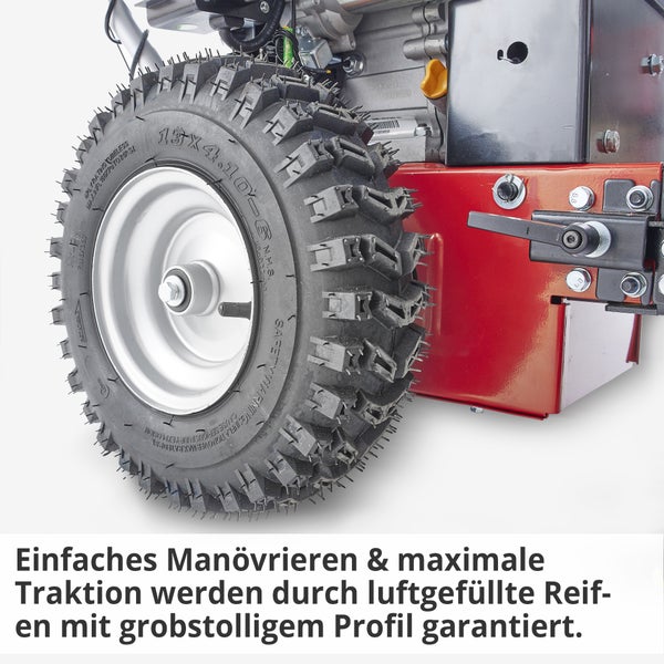 Detailansicht eines Reifens mit grobem Profil eines Motorgeräts