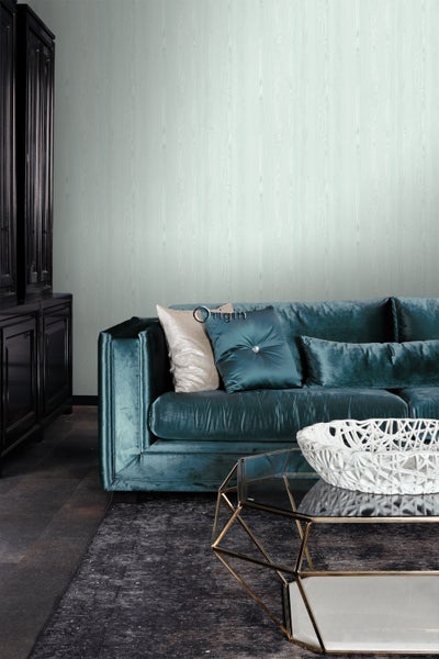 Wohnzimmer mit einer Couch, einem Tisch und einer Tapete mit Holzstruktur