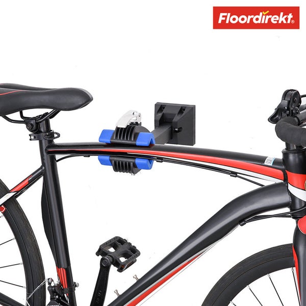 Fahrrad an einer Wandhalterung zur Aufbewahrung