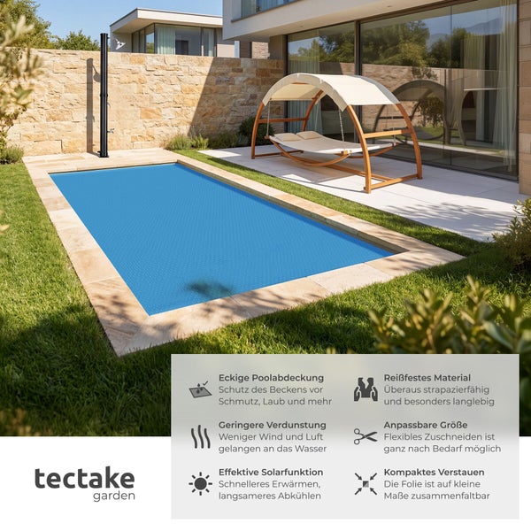 Rechteckige Solarpoolabdeckung zur Poolerwärmung und zum Schutz vor Verschmutzung in einem Garten mit Terrasse, Liegeschaukel und Pooldusche.
