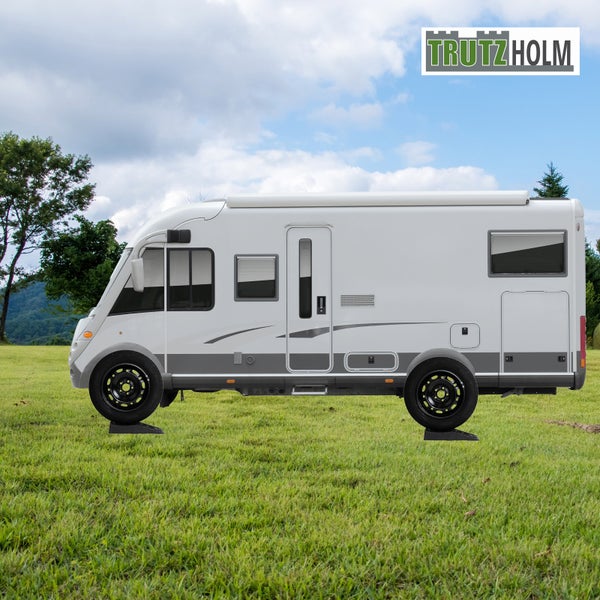 Wohnmobil auf Keilen mit TrutzHolm Logo