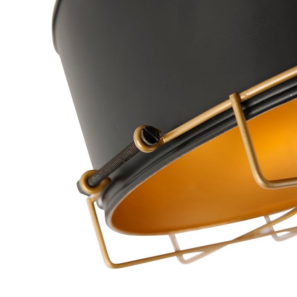 Detailansicht einer Deckenleuchte mit Metallsieb