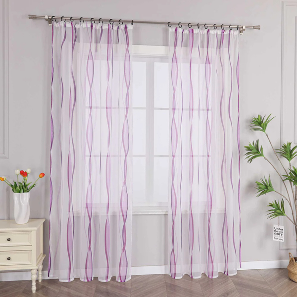 Transparente Voile-Vorhänge mit lila Wellenlinien an einer Vorhangstange vor einem Fenster in einem hellen Raum.