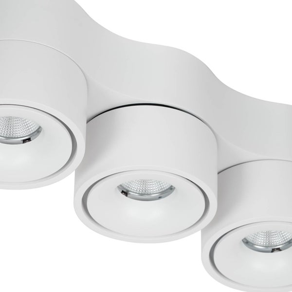 Nahaufnahme einer zylindrischen Deckenleuchte aus mattweißem Metall mit feiner Oberflächenstruktur.