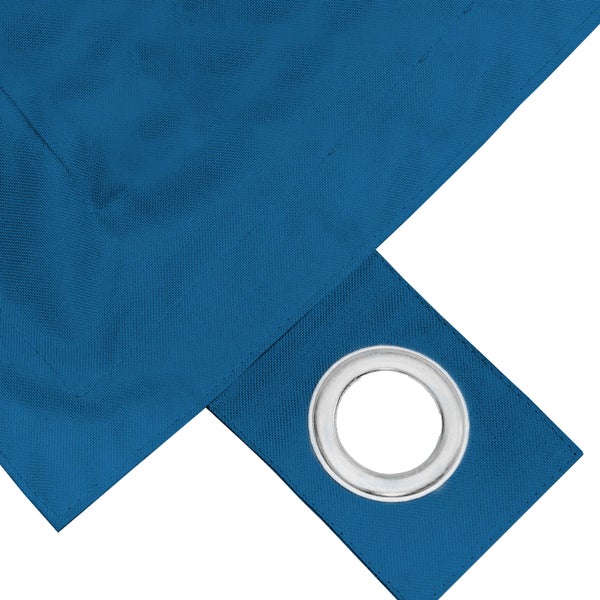 Blaues Gewebe mit einer stabilen Metallöse zur Befestigung.