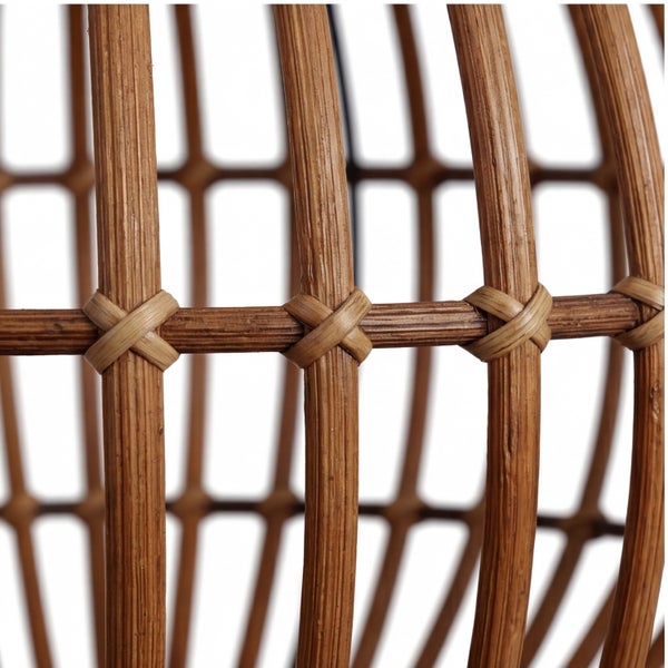 Nahaufnahme von geflochtenem Rattan mit vertikalen und horizontalen Stäben sowie Kreuzbindungen.