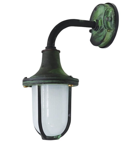 Wandleuchte mit gebogenem Arm und Milchglas