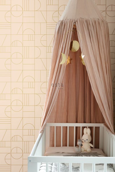 Kinderzimmer mit geometrischer Tapete, Himmelbett und Spielzeug