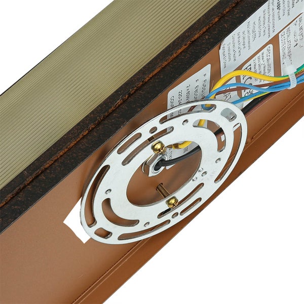 Detailansicht einer Wandleuchte mit Montageplatte und Kabeln.