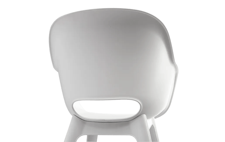 Rückenlehne eines Kunststoffstuhls mit ergonomischer Form und einer ovalen Aussparung im unteren Bereich.