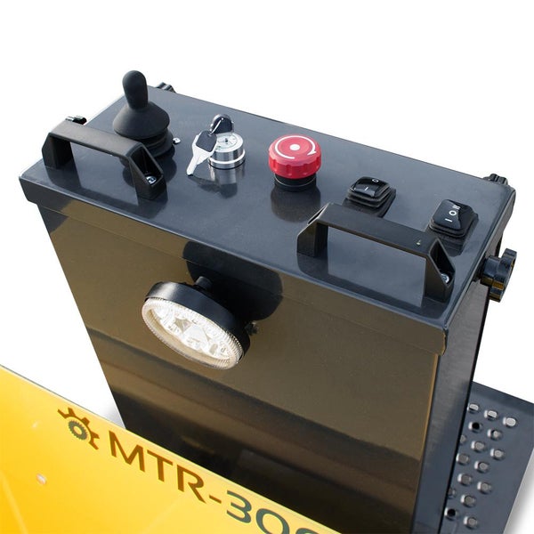 Bedienelemente eines MTR-300 Geräts mit Joystick, Schlüssel, rotem Knopf und Schalter