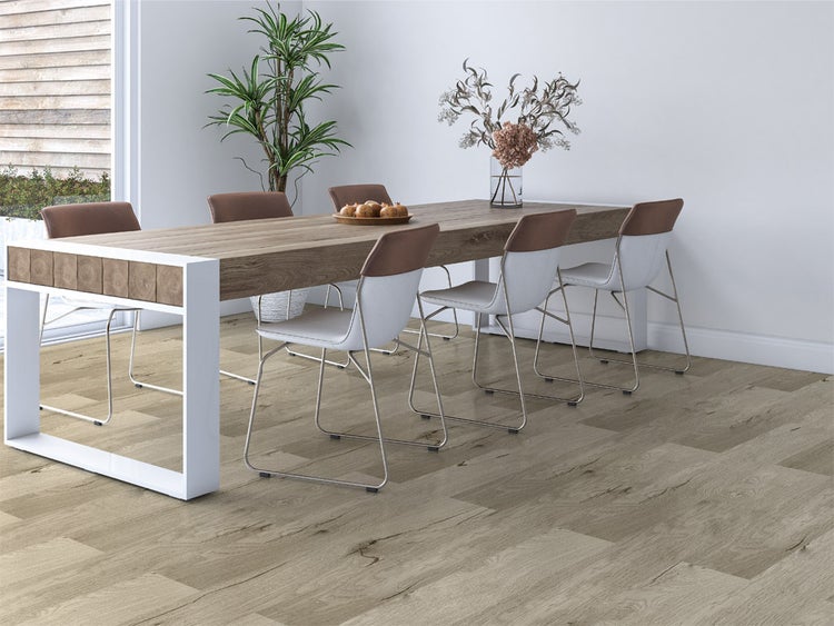Heller Bodenbelag in Eiche-Optik in einem modern eingerichteten Esszimmer mit Holztisch, weißen Stühlen und einer großen Fensterfront.