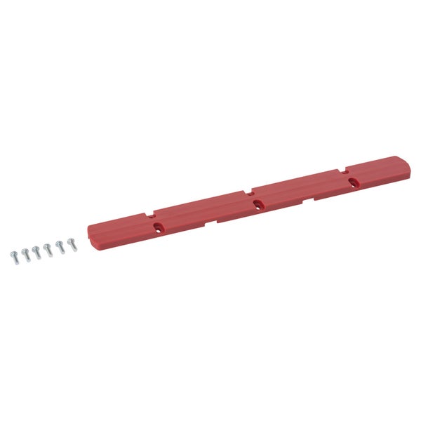 Rote Kunststoff-Schutzleiste mit Befestigungslöchern und sechs passenden Metallschrauben.