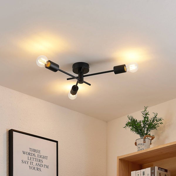 Schwarze Deckenleuchte mit drei Glühbirnen im Raum