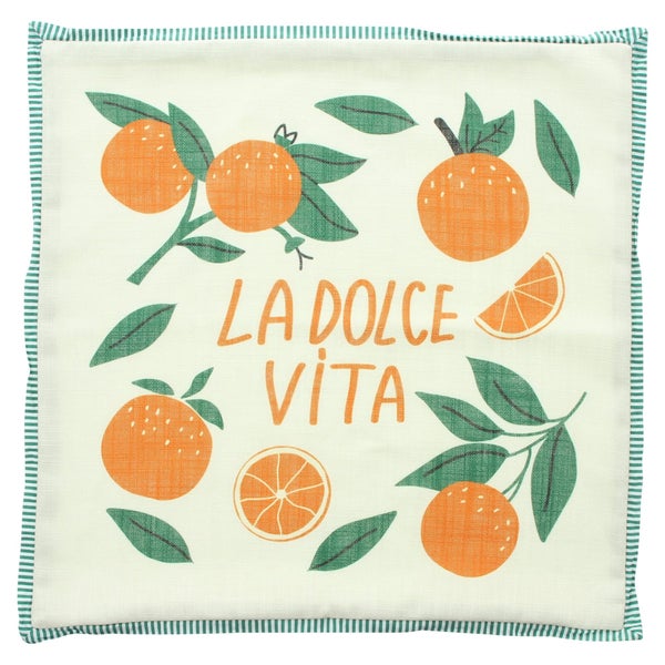 Quadratische Kissenhülle mit Orangen Motiv und dem Schriftzug La Dolce Vita sowie einem gestreiften Rand