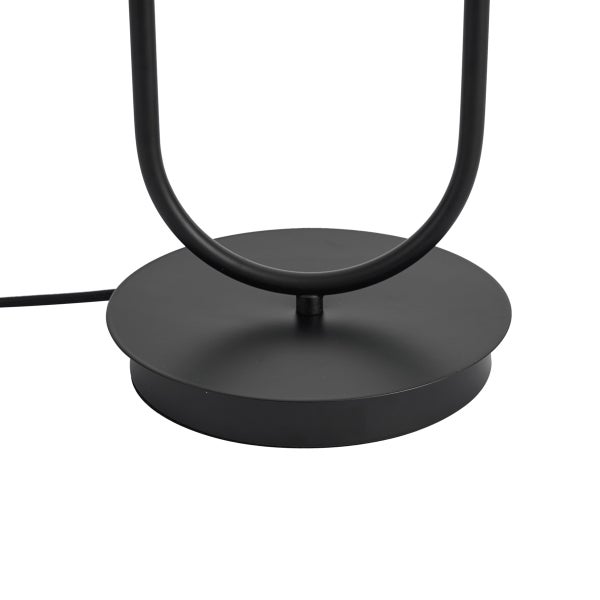 Detailansicht des runden schwarzen Lampenfußes aus Metall mit U-förmigem Gestell und Stromkabel.