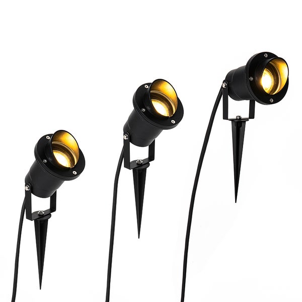 Drei Gartenstrahler mit Erdspiess aus Kunststoff in Schwarz mit warmweissem Licht.
