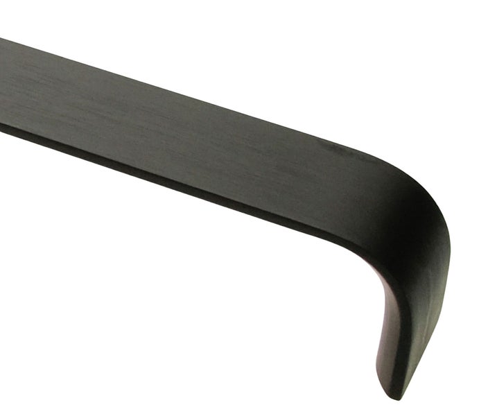 Ein gebogener Möbelgriff aus Metall in schlichter Ausführung.