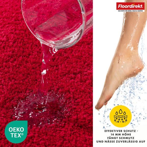 Wasser wird auf einen roten Teppich gegossen, der mit dem Oeko-Tex Siegel und dem Floordirekt Logo versehen ist. Er bietet Schutz und fängt Schmutz zuverlässig auf.