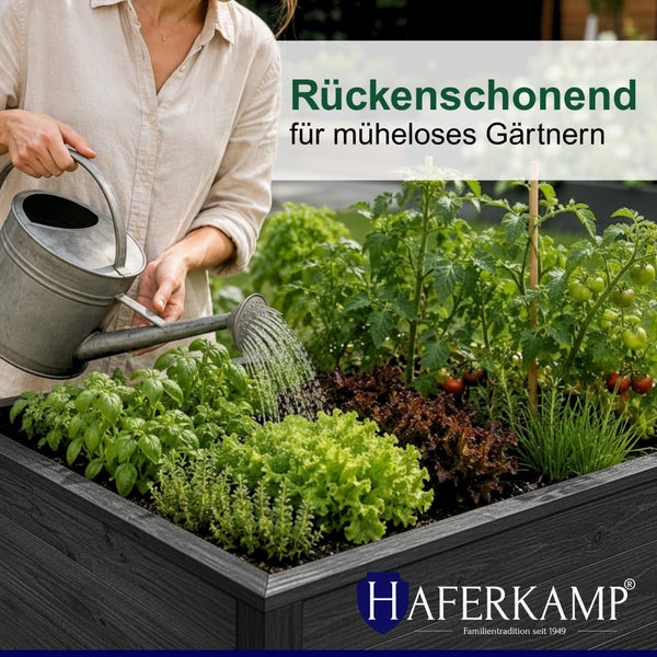 Eine Person gießt Pflanzen in einem Hochbeet mit einer Gießkanne. Haferkamp Logo und Text Rückenschonend für müheloses Gärtnern.