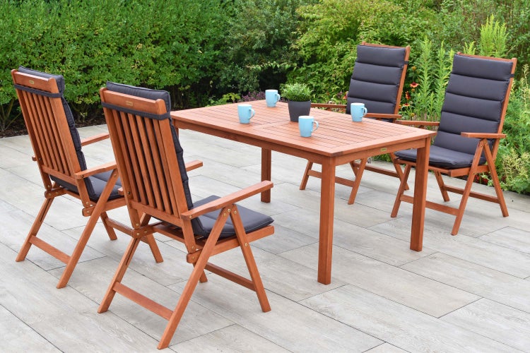 Gartenmöbelset mit Holztisch und vier Stühlen mit Auflagen