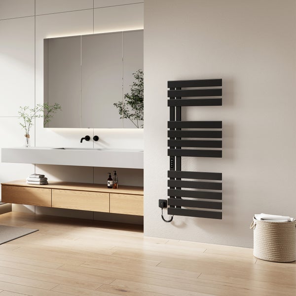 Modernes, helles Badezimmer mit schwarzem elektrischem Handtuchheizkörper, hölzernem Unterschrank und weißem Waschtisch.