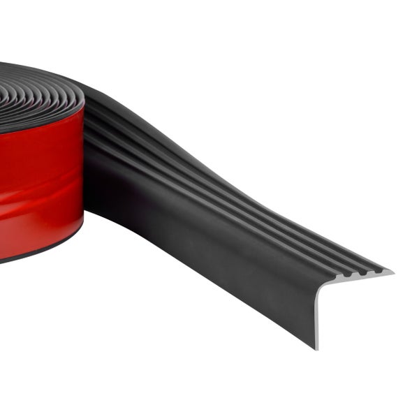 Schwarzes Treppenkantenprofil mit Klebeband