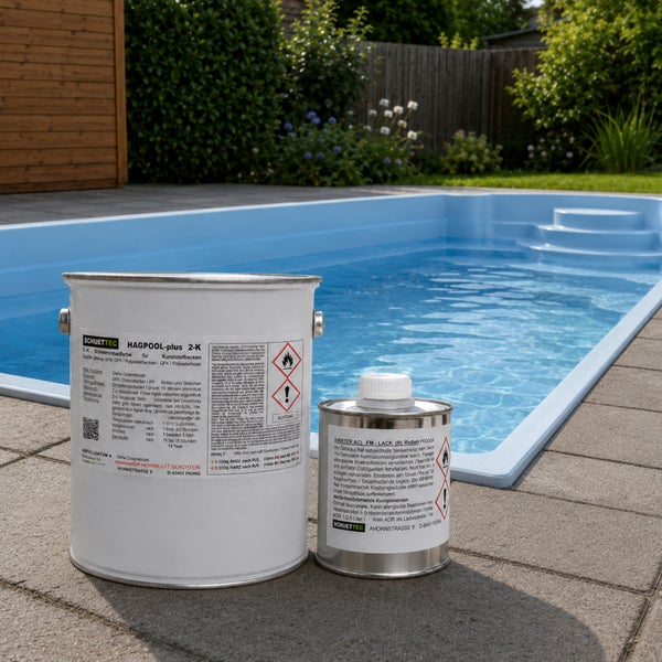 Zwei Komponenten Schwimmbadfarbe Schuettec Hagpool plus fuer Kunststoffbecken vor einem Pool mit Treppe auf einer Steinterrasse
