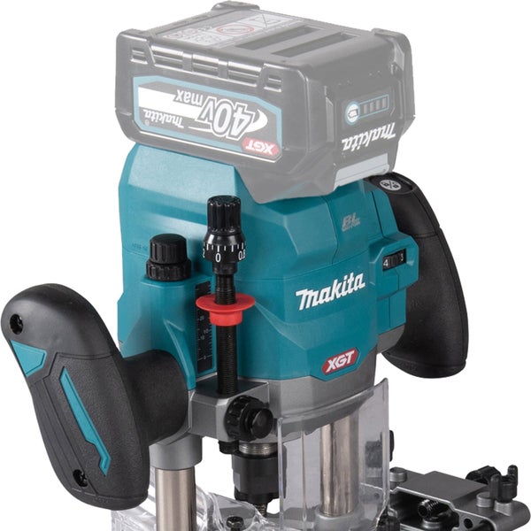 Makita Akkumulator-Oberfräse XGT 40 Volt Max mit Tiefeneinstellung und ergonomischen Griffen.